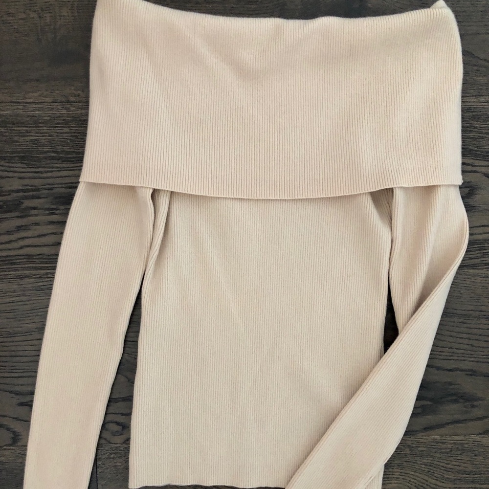 Off the shoulder Aritzia long sleeve. - Picture 1 of 2